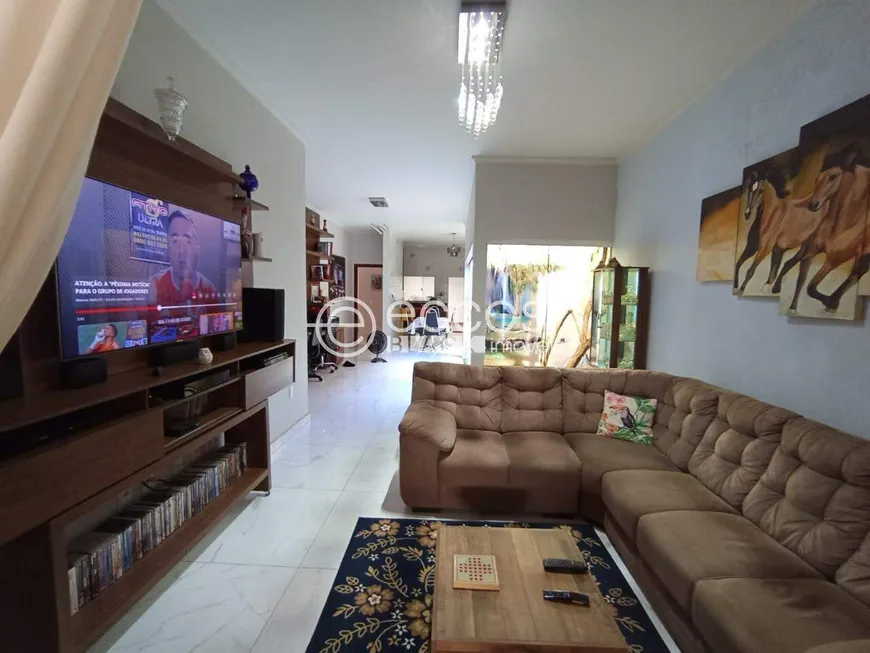 Foto 1 de Casa com 3 Quartos à venda, 250m² em Milenium, Araguari