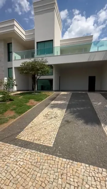 Foto 1 de Casa de Condomínio com 4 Quartos à venda, 456m² em Jardins Madri, Goiânia