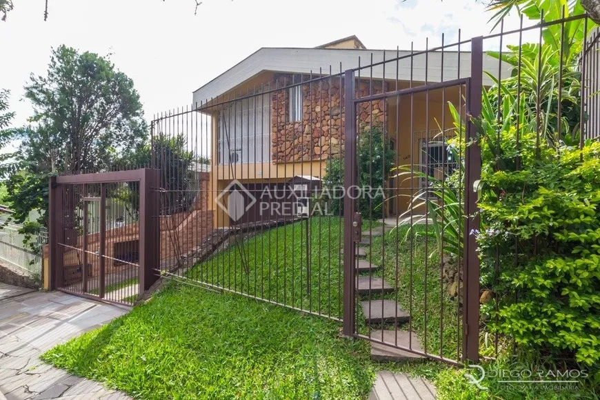 Foto 1 de Casa com 3 Quartos à venda, 262m² em Jardim Itú Sabará, Porto Alegre