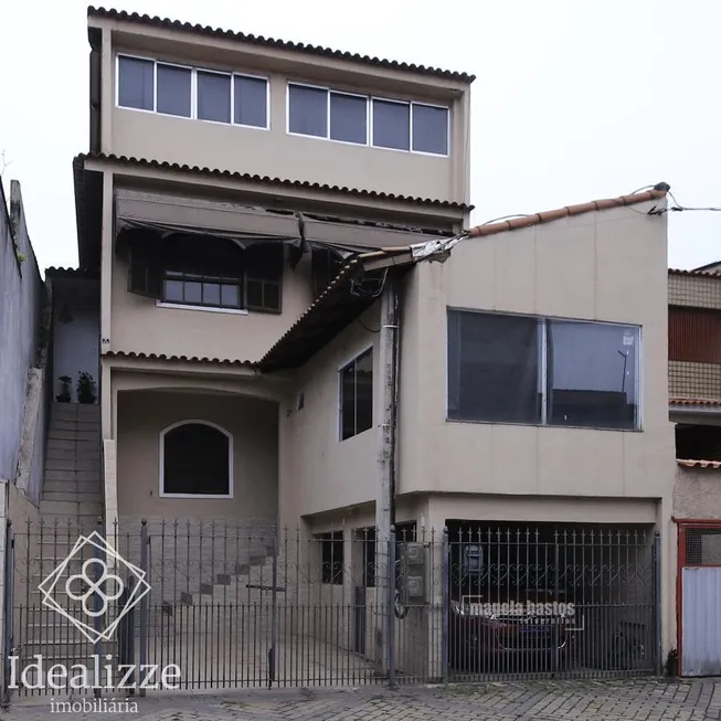 Foto 1 de Casa com 5 Quartos à venda, 229m² em Aterrado, Volta Redonda