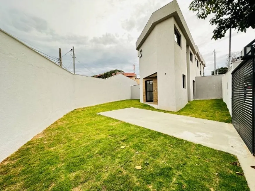 Foto 1 de Casa com 3 Quartos à venda, 196m² em Planalto, Belo Horizonte
