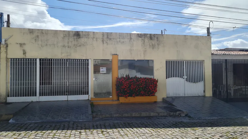 Foto 1 de Casa com 4 Quartos à venda, 200m² em Candelária, Natal