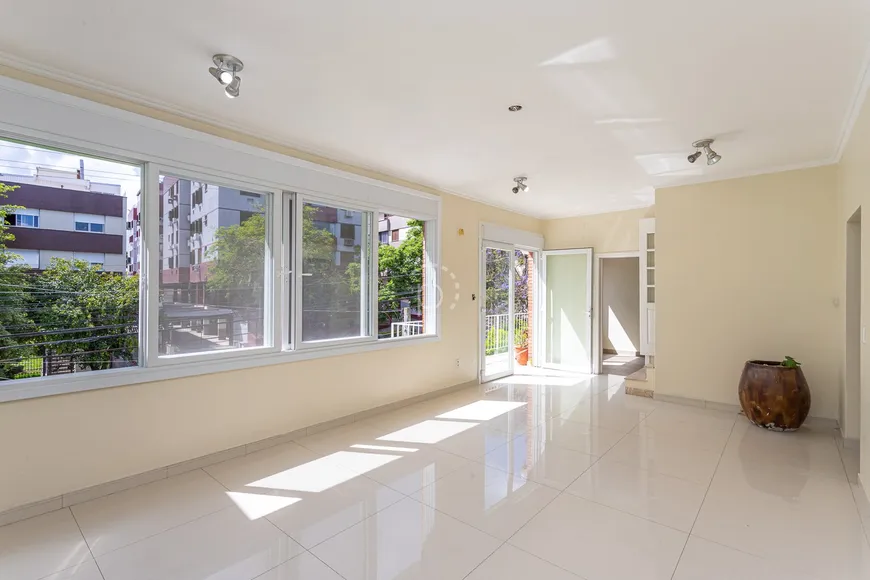 Foto 1 de Casa de Condomínio com 4 Quartos à venda, 253m² em Santo Antônio, Porto Alegre