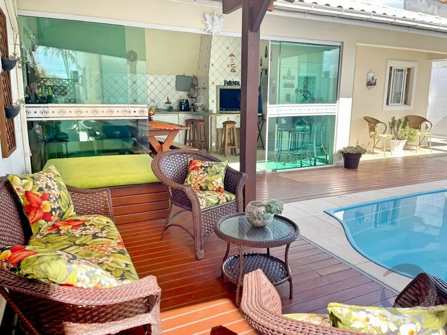 Foto 1 de Casa com 3 Quartos à venda, 227m² em Carianos, Florianópolis