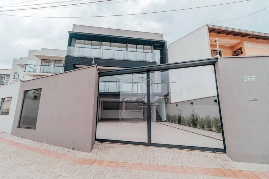 Foto 1 de Sobrado com 3 Quartos à venda, 261m² em Universitário, Londrina