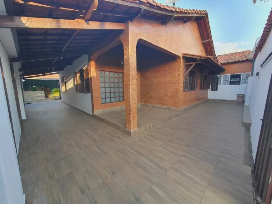 Foto 1 de Casa com 4 Quartos à venda, 250m² em Rio Branco, Belo Horizonte