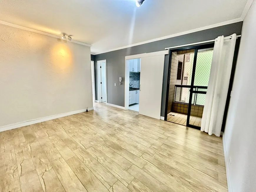 Foto 1 de Apartamento com 2 Quartos à venda, 52m² em Centro, Curitiba