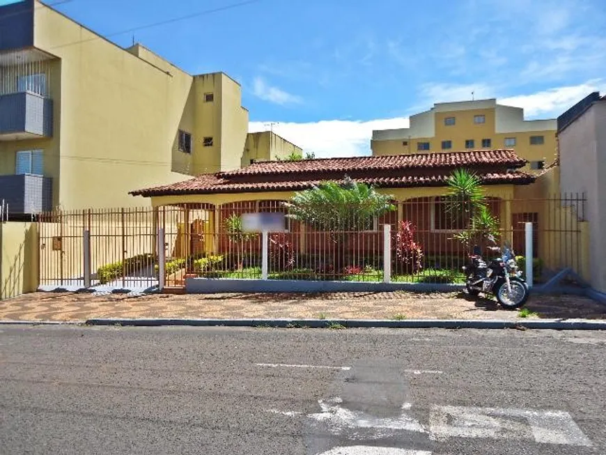 Foto 1 de Casa com 3 Quartos para alugar, 177m² em Saraiva, Uberlândia