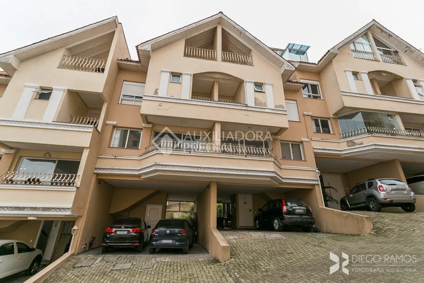 Foto 1 de Casa de Condomínio com 4 Quartos à venda, 230m² em Pedra Redonda, Porto Alegre