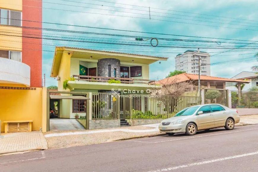 Foto 1 de Sobrado com 4 Quartos à venda, 276m² em Centro, Cascavel