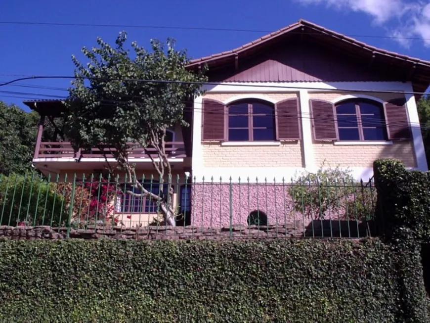Foto 1 de Casa com 4 Quartos à venda, 550m² em Carangola, Petrópolis