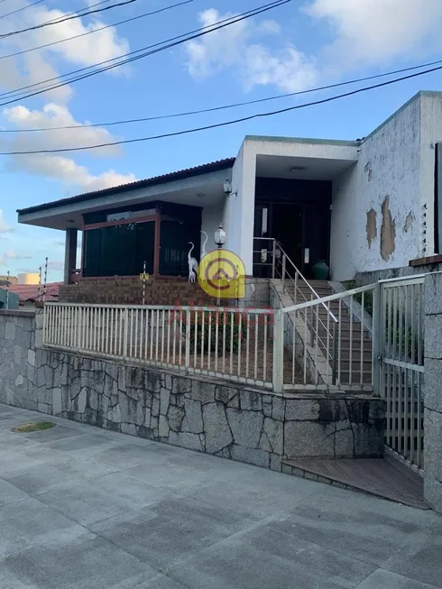 Foto 1 de Casa com 4 Quartos para alugar, 450m² em Candelária, Natal