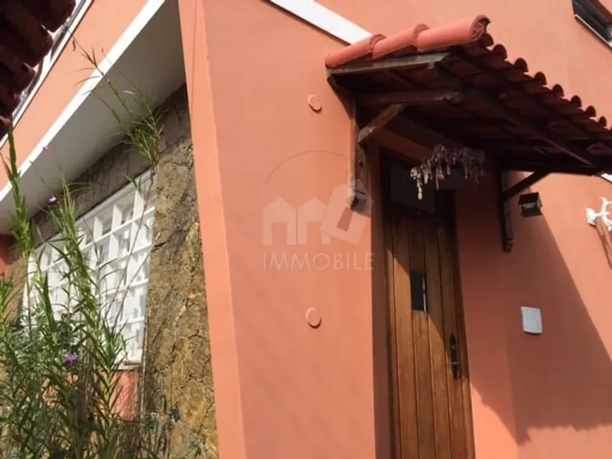 Foto 1 de Casa de Condomínio com 4 Quartos à venda, 260m² em Valparaiso, Petrópolis