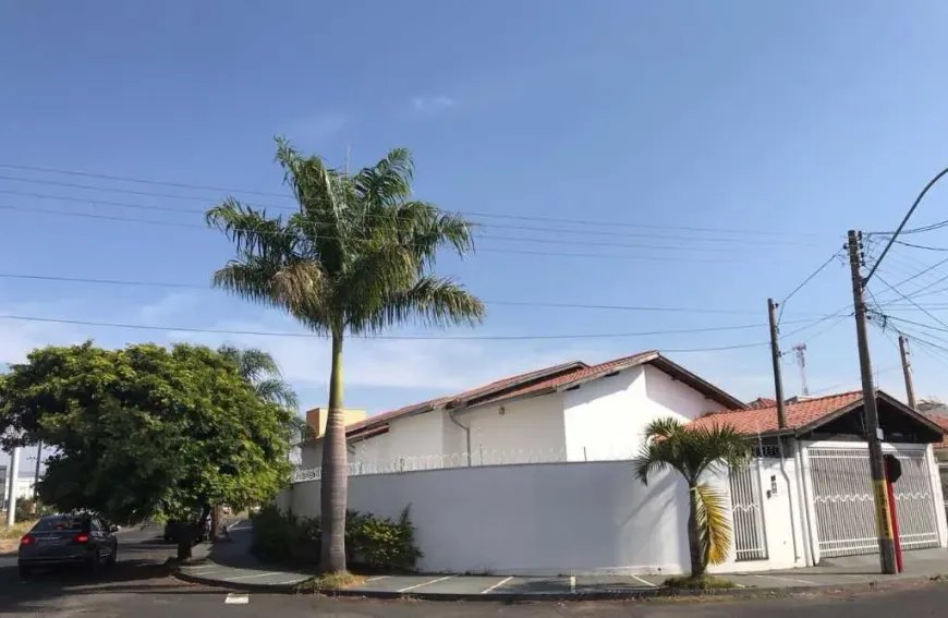 Foto 1 de Casa com 4 Quartos à venda, 200m² em Jardim Acapulco, São Carlos