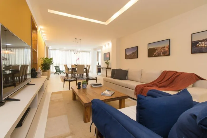 Foto 1 de Apartamento com 3 Quartos à venda, 193m² em Meia Praia, Itapema