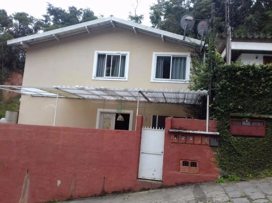 Foto 1 de Casa de Condomínio com 4 Quartos à venda, 150m² em Artistas, Teresópolis