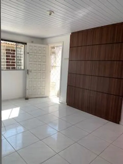 Foto 1 de Casa com 2 Quartos para alugar, 50m² em CAMPO PEQUENO, Colombo