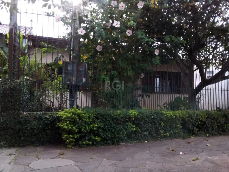 Foto 1 de Casa com 4 Quartos à venda, 299m² em Jardim Itú Sabará, Porto Alegre