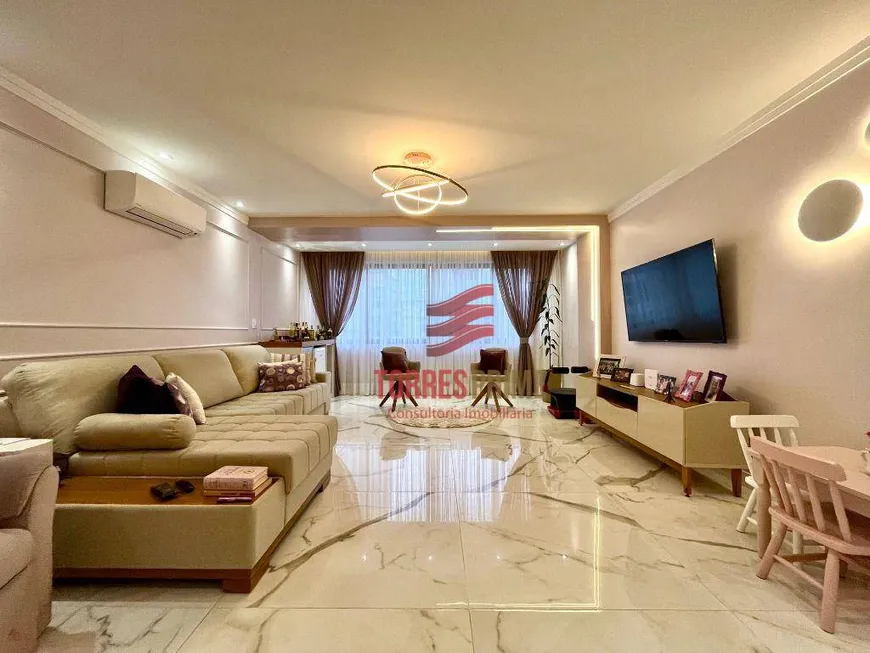Foto 1 de Apartamento com 3 Quartos à venda, 216m² em Gonzaga, Santos