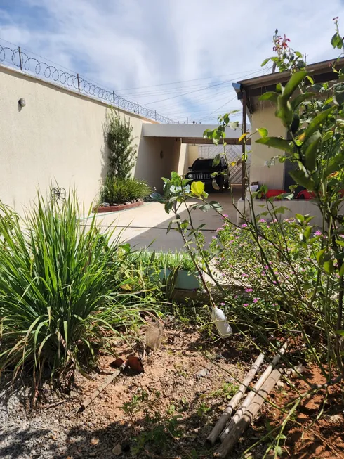 Foto 1 de Casa com 3 Quartos à venda, 300m² em Centro, Santo Antônio do Descoberto