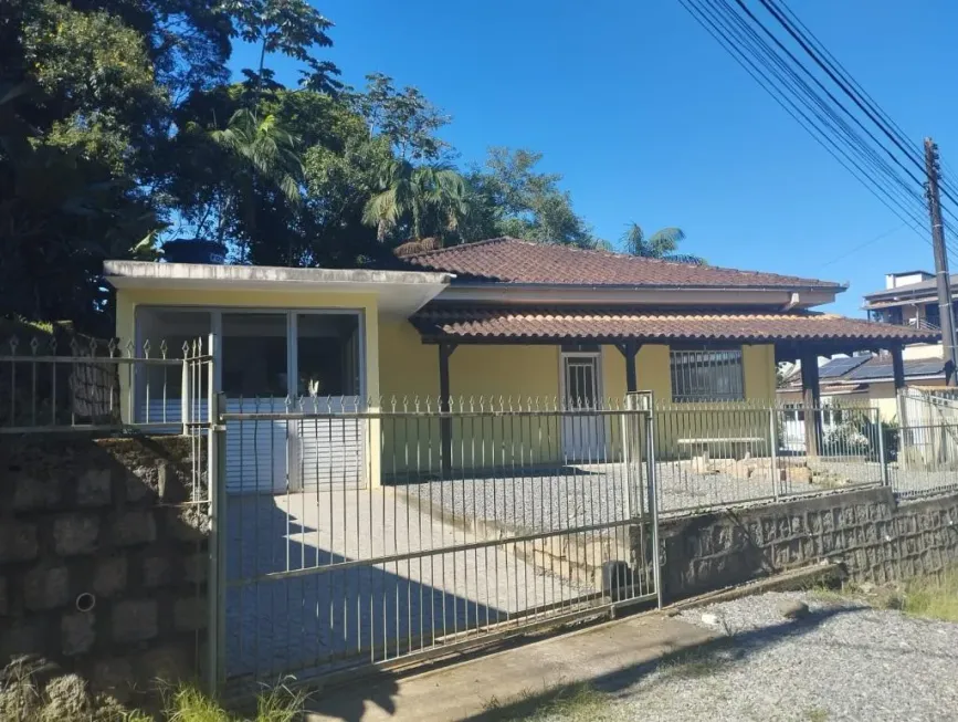 Foto 1 de Casa com 4 Quartos para alugar, 120m² em João Costa, Joinville