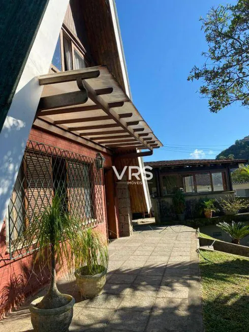 Foto 1 de Casa com 2 Quartos à venda, 126m² em Jardim Cascata, Teresópolis