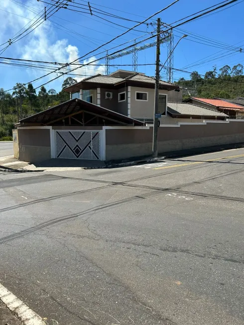 Foto 1 de Sobrado com 3 Quartos à venda, 200m² em Jardim Santa Júlia, São José dos Campos