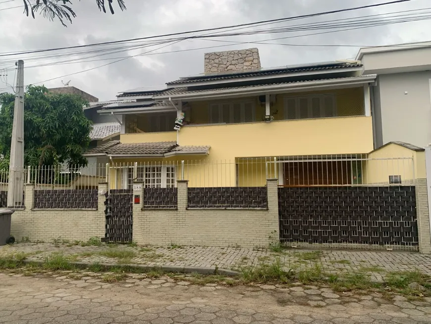 Foto 1 de Casa com 4 Quartos à venda, 243m² em Carianos, Florianópolis