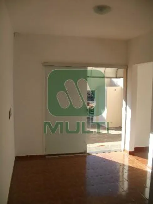 Foto 1 de Casa com 3 Quartos para alugar, 93m² em São Jorge, Uberlândia
