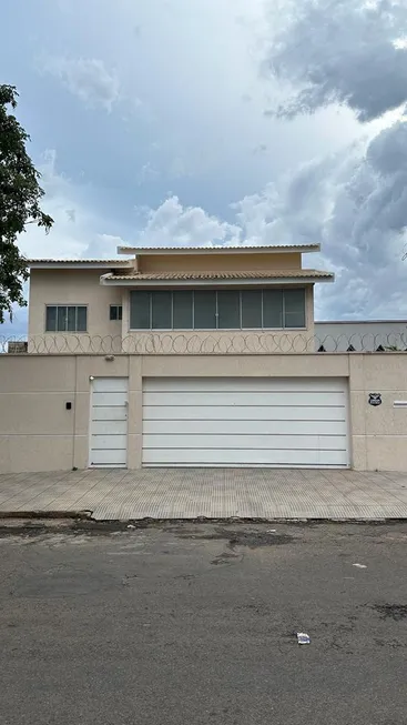 Foto 1 de Sobrado com 3 Quartos à venda, 228m² em Setor Sao Jose, Goiânia