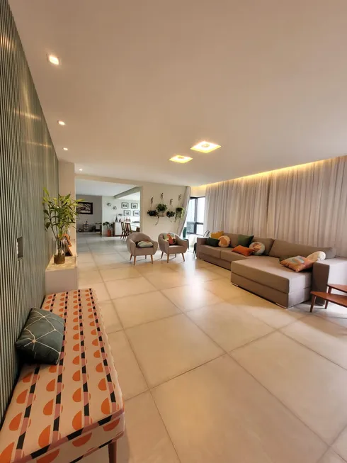 Foto 1 de Apartamento com 4 Quartos à venda, 250m² em Casa Forte, Recife