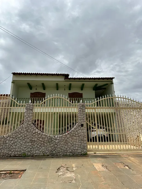 Foto 1 de Sobrado com 5 Quartos à venda, 450m² em Taguatinga Norte, Brasília