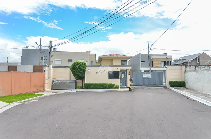 Foto 1 de Sobrado com 2 Quartos à venda, 117m² em Uberaba, Curitiba