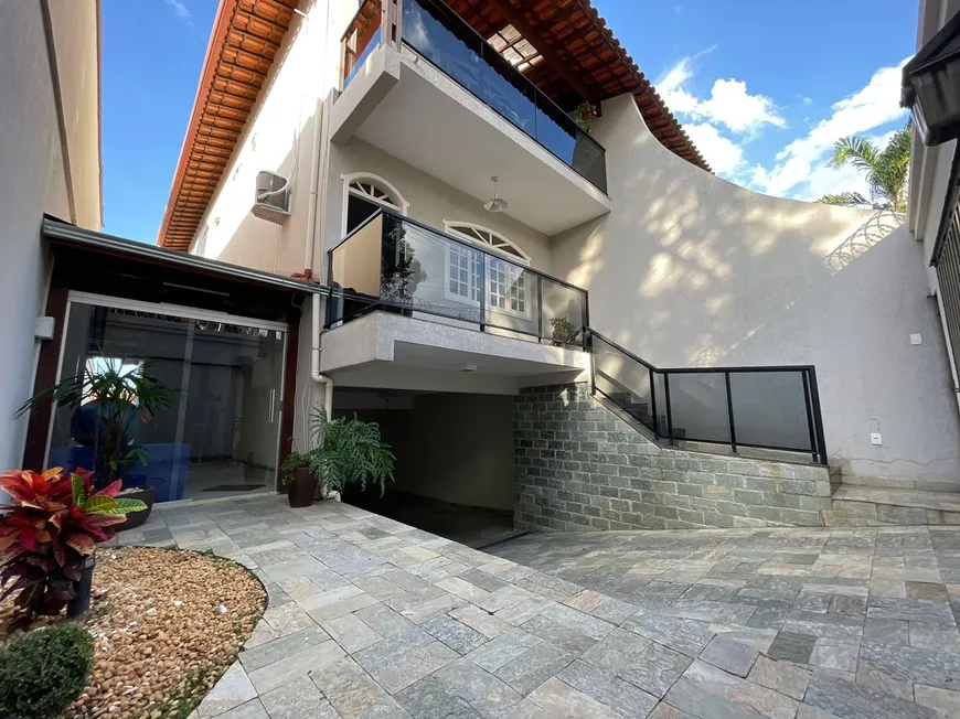 Foto 1 de Casa com 3 Quartos à venda, 252m² em Santa Amélia, Belo Horizonte