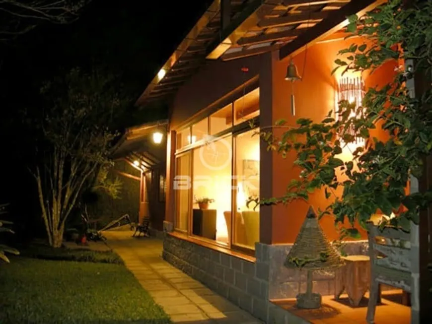 Foto 1 de Casa com 4 Quartos para venda ou aluguel, 400m² em Parque do Imbuí, Teresópolis