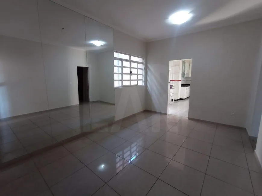 Foto 1 de Casa com 3 Quartos para alugar, 145m² em Santa Efigênia, Belo Horizonte