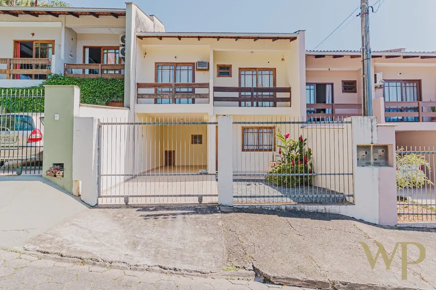 Foto 1 de Casa com 4 Quartos à venda, 146m² em América, Joinville