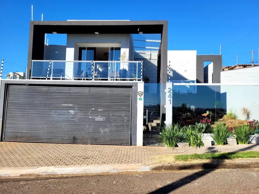 Foto 1 de Sobrado com 3 Quartos à venda, 195m² em Loteamento Residencial Cazarin, Apucarana