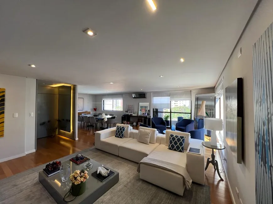 Foto 1 de Apartamento com 3 Quartos à venda, 200m² em Vila Uberabinha, São Paulo