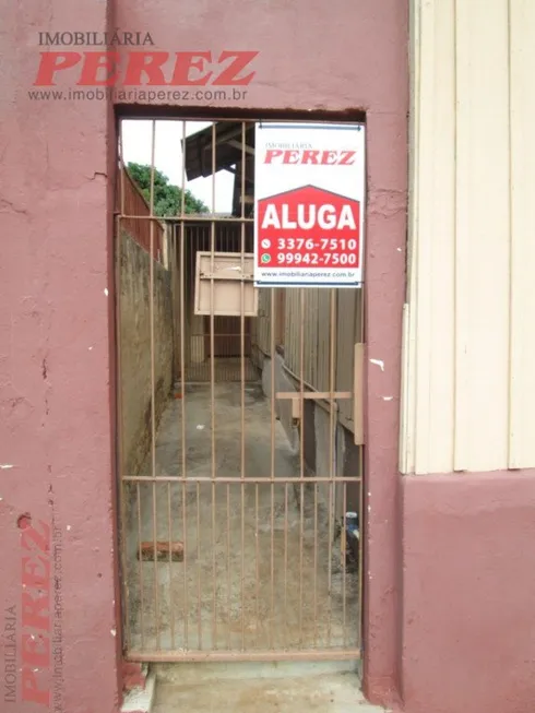 Foto 1 de Casa com 2 Quartos para alugar, 73m² em Casoni, Londrina