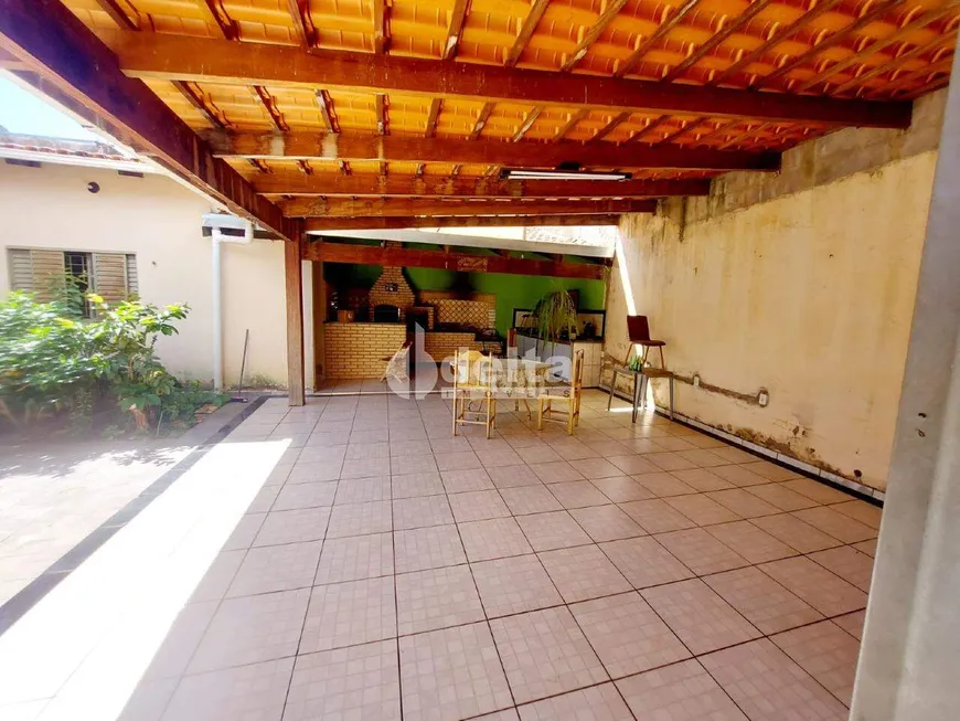 Foto 1 de Casa com 2 Quartos à venda, 180m² em Santa Rosa, Uberlândia