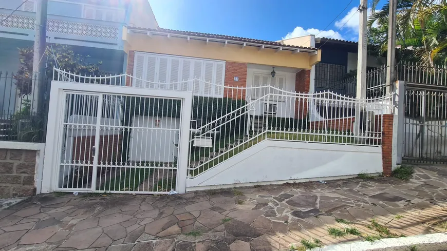 Foto 1 de Casa com 3 Quartos à venda, 230m² em Teresópolis, Porto Alegre