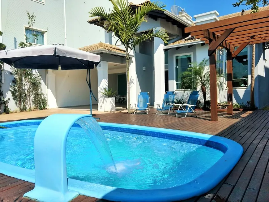 Foto 1 de Casa com 4 Quartos para alugar, 200m² em Praia de Mariscal, Bombinhas