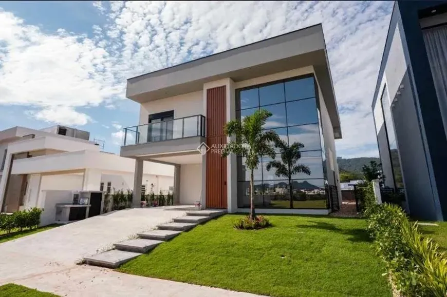 Foto 1 de Casa de Condomínio com 3 Quartos à venda, 314m² em Santa Regina, Camboriú