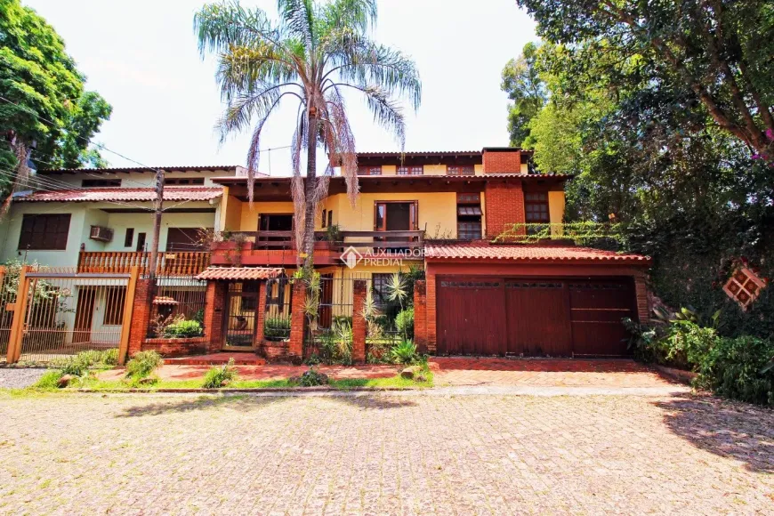 Foto 1 de Casa com 6 Quartos à venda, 390m² em Passo da Areia, Porto Alegre