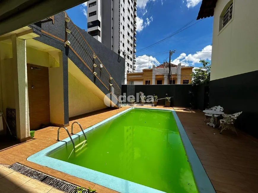 Foto 1 de Casa com 5 Quartos para alugar, 175m² em Tabajaras, Uberlândia