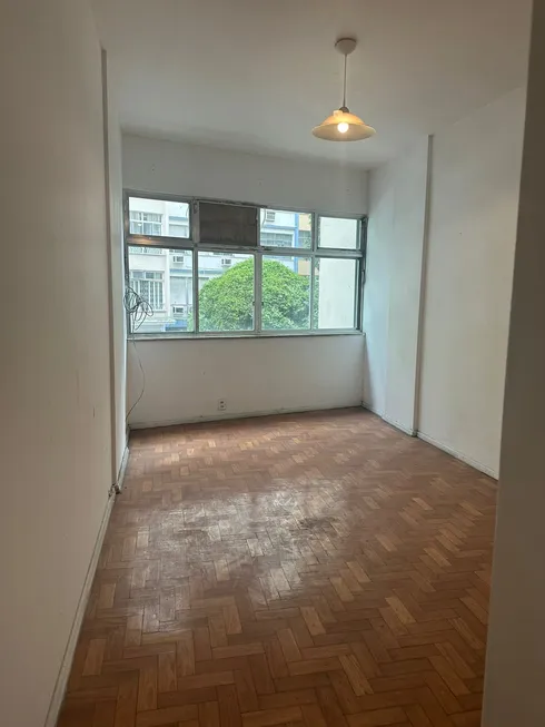 Foto 1 de Apartamento com 3 Quartos para alugar, 150m² em Copacabana, Rio de Janeiro