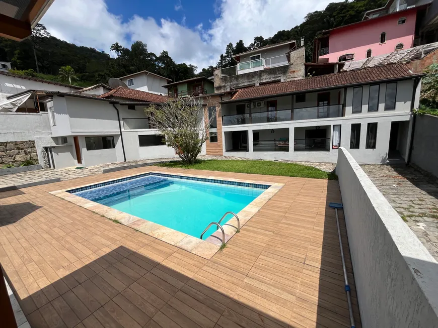 Foto 1 de Casa com 3 Quartos à venda, 440m² em Mosela, Petrópolis