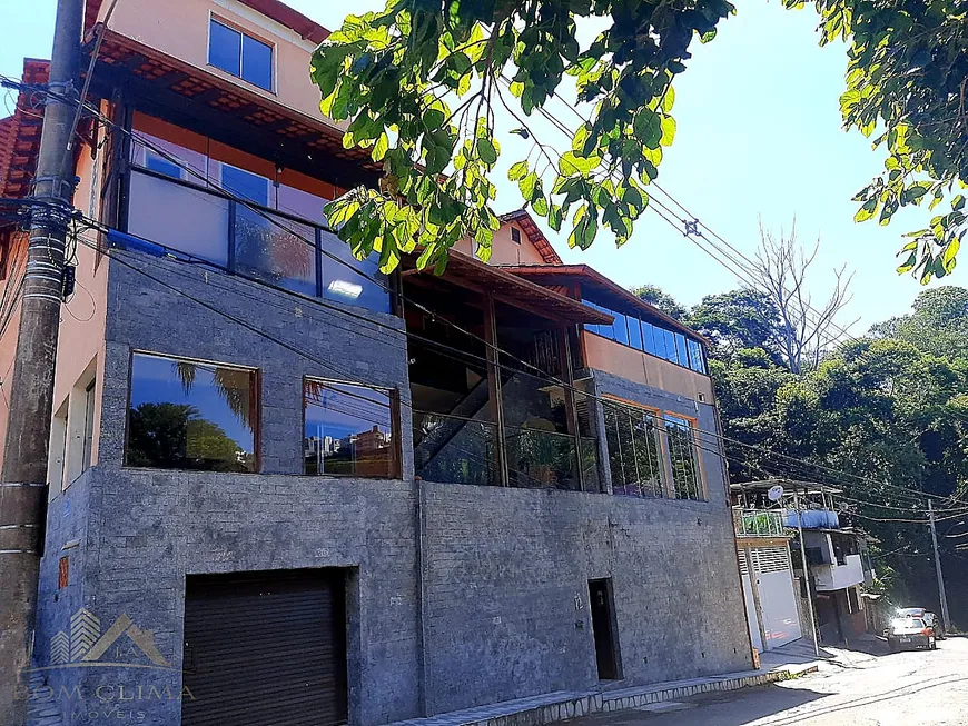 Foto 1 de Casa com 3 Quartos à venda, 280m² em Vale do Ipê, Juiz de Fora