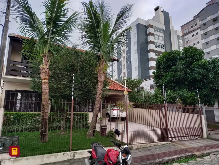 Foto 1 de Casa com 5 Quartos à venda, 232m² em Barreiros, São José